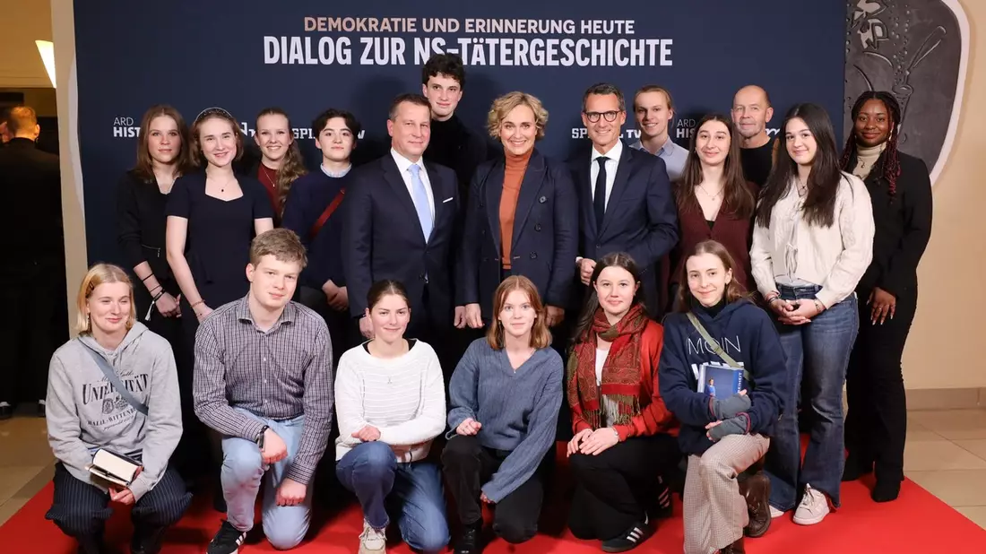 MDR und SPIEGEL TV: Wie aus jungen Männern Mörder wurden – Schülerinnen und Schüler im Dialog über Verantwortung und Erinnerung mit der Bundeskanzlerin a.D. - Bild: presseportal.de