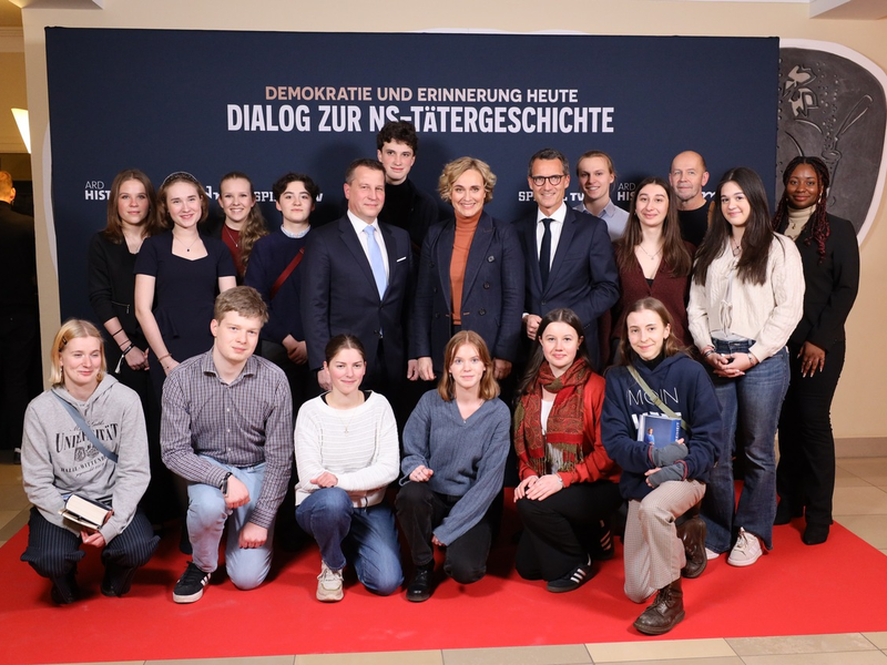 MDR und SPIEGEL TV: Wie aus jungen Männern Mörder wurden – Schülerinnen und Schüler im Dialog über Verantwortung und Erinnerung mit der Bundeskanzlerin a.D. - Foto: presseportal.de