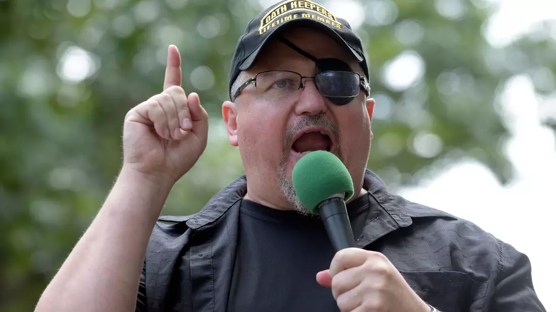 Auch der Gründer der «Oath Keepers», Stewart Rhodes, wurde nach dem Angriff zu einer langen Haftstrafe verurteilt. (Archivbild) - Bild: Susan Walsh/AP/dpa