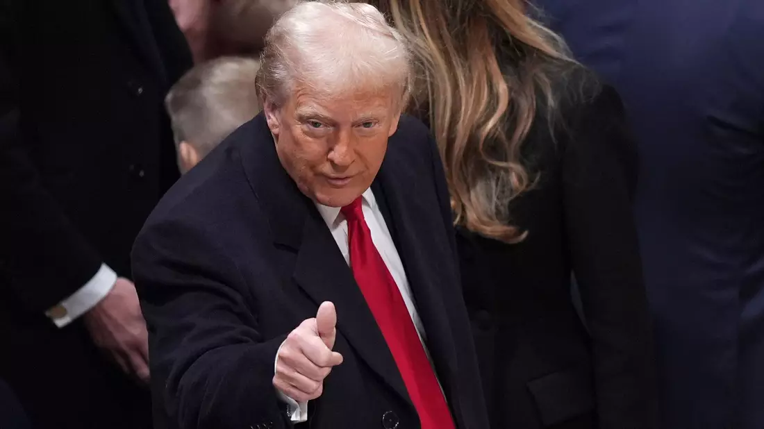 Der erste volle Tag im Amt beginnt mit einem Gottesdienst für Trump - und mahnenden Worten der Geistlichen.  - Bild: Evan Vucci/AP/dpa