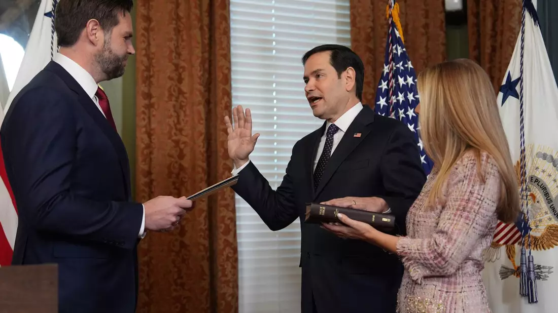 Marco Rubio ist der neue US-Außenminister - und das erste Kabinettsmitglied, das bestätigt und vereidigt ist.  - Bild: Evan Vucci/AP/dpa