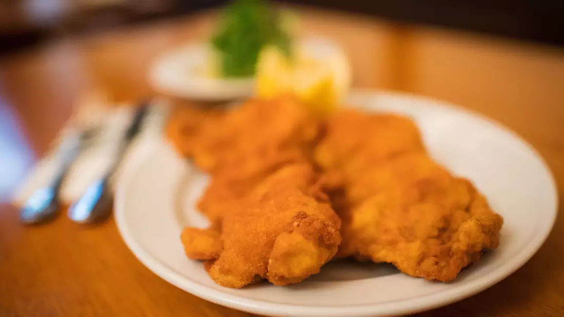 Es muss nicht immer Schnitzel sein - die Michelin-Tester sind etwa auch vom Innereiengericht Kalbsbeuschel begeistert. (Foto: Archiv) - Bild: Christian Bruna/epa/dpa