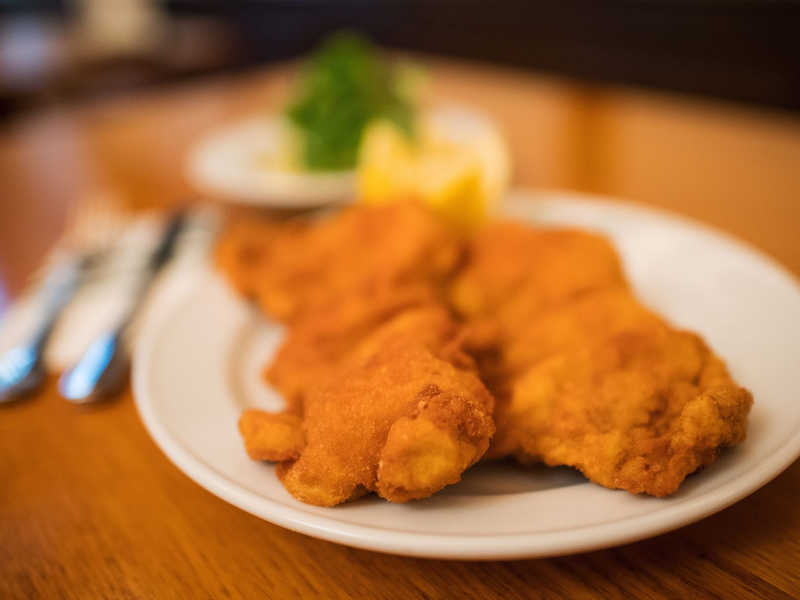 Es muss nicht immer Schnitzel sein - die Michelin-Tester sind etwa auch vom Innereiengericht Kalbsbeuschel begeistert. (Foto: Archiv) - Foto: Christian Bruna/epa/dpa