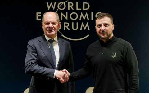 Der ukrainische Präsident Wolodymyr Selenskyj dankt Kanzler Olaf Scholz (SPD) für die bisher von Deutschland geleistete Unterstützung im Kampf gegen den russischen Angriffskrieg. - Foto: Markus Schreiber/AP POOL/AP/dpa Der ukrainische Präsident Wolodymyr Selenskyj dankt Kanzler Olaf Scholz (SPD) für die bisher von Deutschland geleistete Unterstützung im Kampf gegen den russischen Angriffskrieg. - Foto: Markus Schreiber/AP POOL/AP/dpa