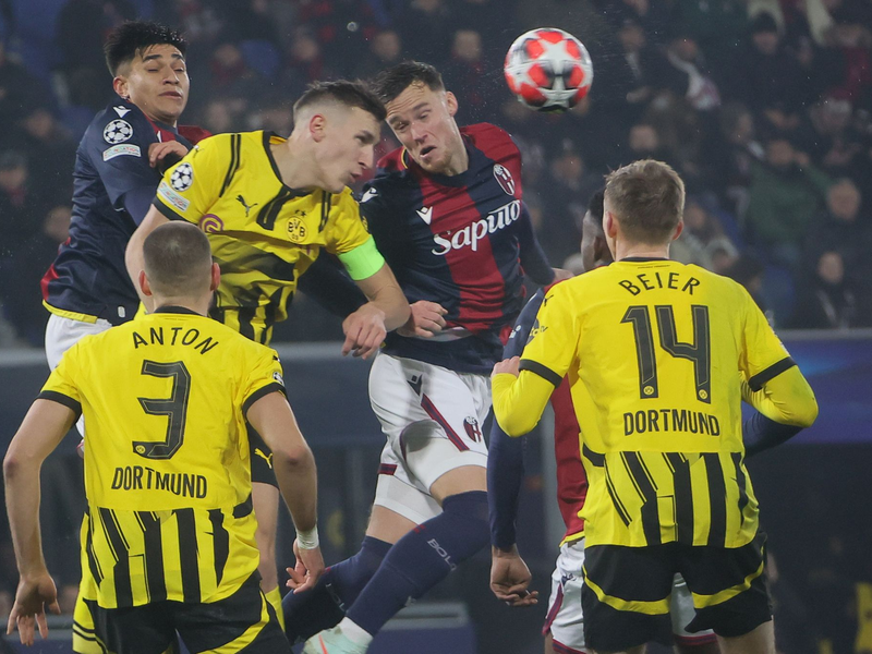 Die BVB-Abwehr wurde in Bologna gefordert. - Foto: Michele Nucci/LaPresse via ZUMA Press/dpa