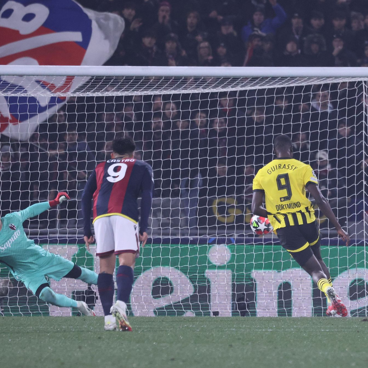 Torwart Gregor Kobel und der BVB sind am Boden. - Foto: Fabio Sasso/dpa