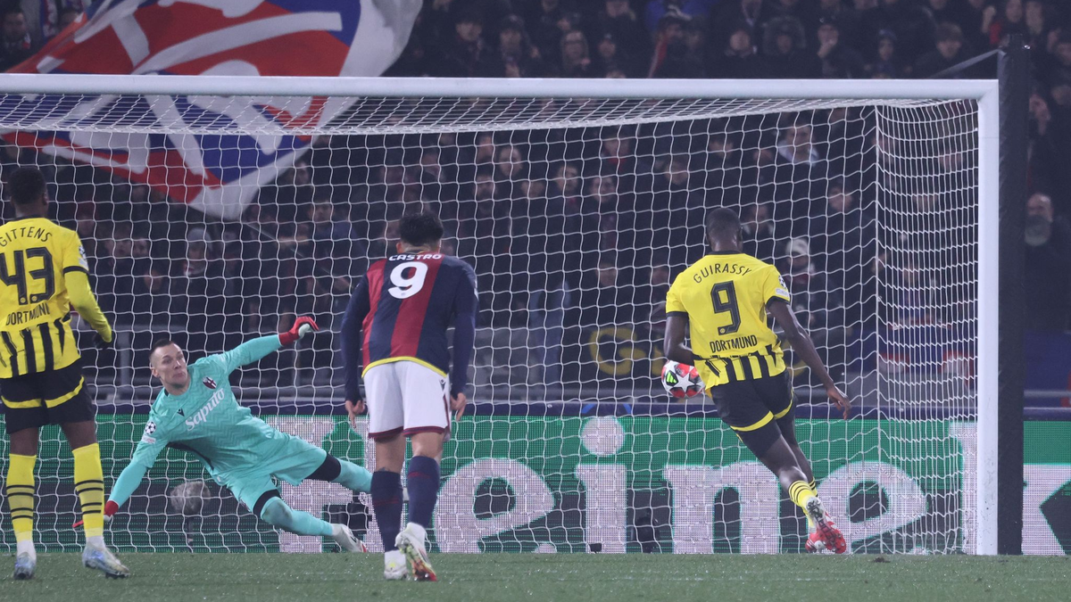 Torwart Gregor Kobel und der BVB sind am Boden. - Foto: Fabio Sasso/dpa