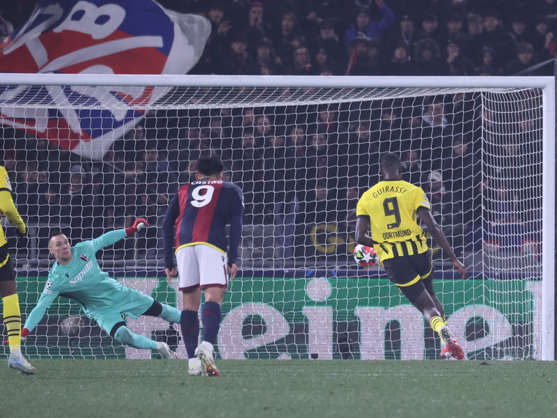 Torwart Gregor Kobel und der BVB sind am Boden. - Foto: Fabio Sasso/dpa