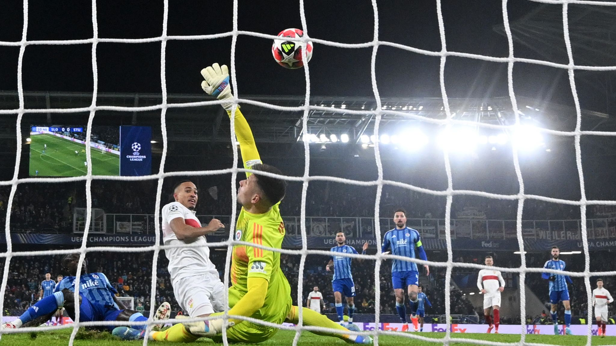 Jamie Leweling (r) und Deniz Undav freuen sich über das Tor zum 2:0. - Foto: Marijan Murat/dpa