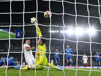 Jamie Leweling (r) und Deniz Undav freuen sich über das Tor zum 2:0. - Foto: Marijan Murat/dpa