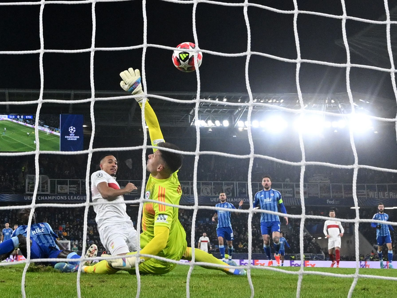 Jamie Leweling (r) und Deniz Undav freuen sich über das Tor zum 2:0. - Foto: Marijan Murat/dpa