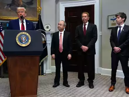 Trump scheint das Rampenlicht zu genießen. (Archivbild) - Foto: Julia Demaree Nikhinson/AP/dpa