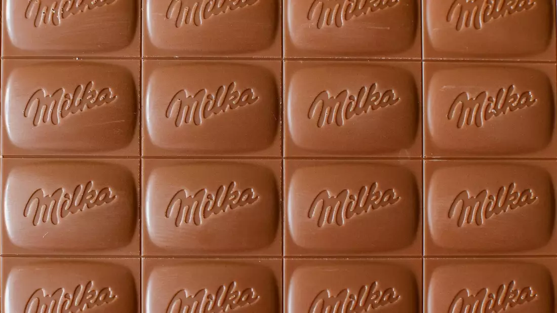 In vielen Geschäften kostet eine Tafel Milka nicht mehr 1,49 Euro, sondern 1,99 Euro. - Bild: Jan Woitas/dpa