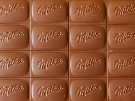 In vielen Geschäften kostet eine Tafel Milka nicht mehr 1,49 Euro, sondern 1,99 Euro. - Foto: Jan Woitas/dpa