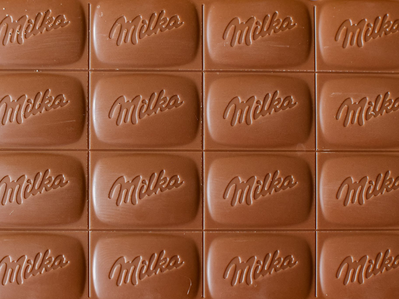 In vielen Geschäften kostet eine Tafel Milka nicht mehr 1,49 Euro, sondern 1,99 Euro. - Foto: Jan Woitas/dpa