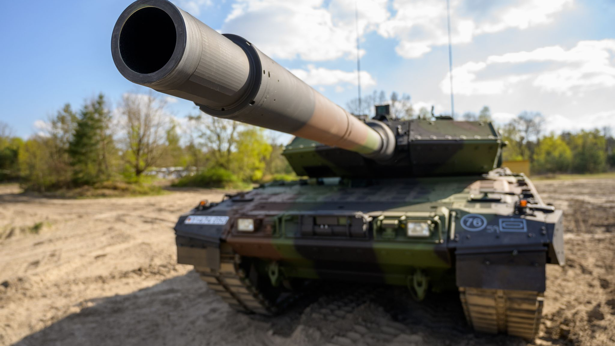 Kampfpanzer vom Typ Leopard 2 zählen zu den Exportschlagern der deutschen Rüstungsindustrie. - Foto: Philipp Schulze/dpa