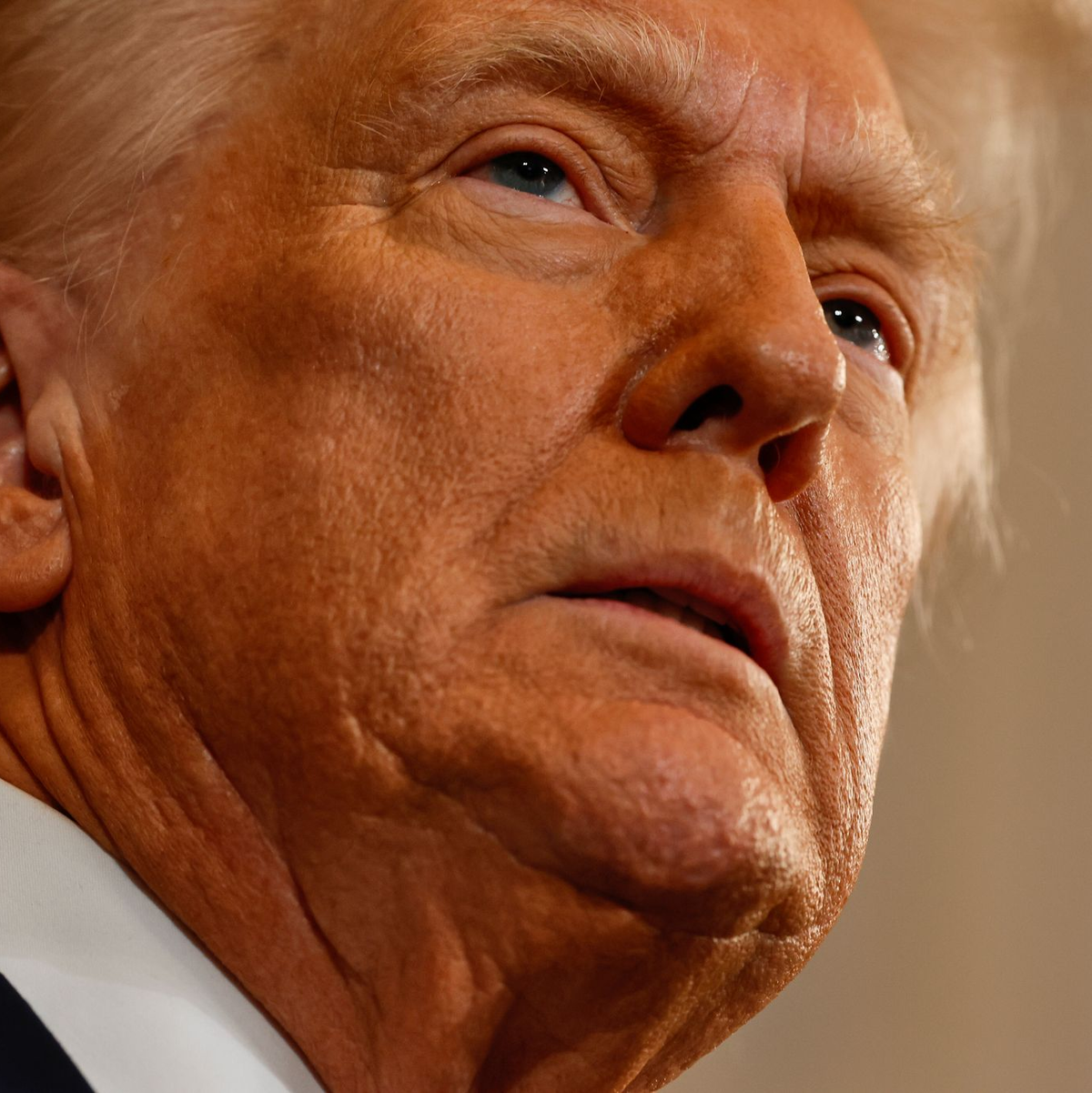Trump rechtfertigt seine Entscheidung und weicht kritischen Nachfragen aus.  - Foto: Chip Somodevilla/Pool Getty Images/AP/dpa