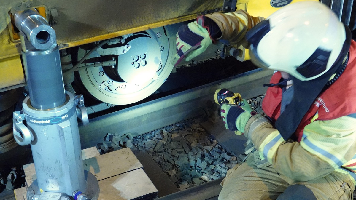 FW Dresden: Straßenbahnentgleisung auf der Königsbrücker Straße: Erfolgreiche Bergung ohne Verletzte - Foto: presseportal.de