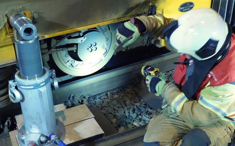 FW Dresden: Straßenbahnentgleisung auf der Königsbrücker Straße: Erfolgreiche Bergung ohne Verletzte - Foto: presseportal.de