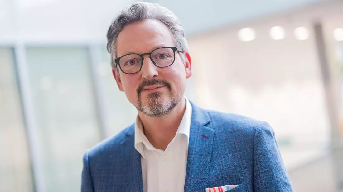 Eckart von Hirschhausen ist am kommenden Montag in der ARD mit der Doku «Hirschhausen und die Macht des Alkohols» zu sehen. - Bild: Rolf Vennenbernd/dpa
