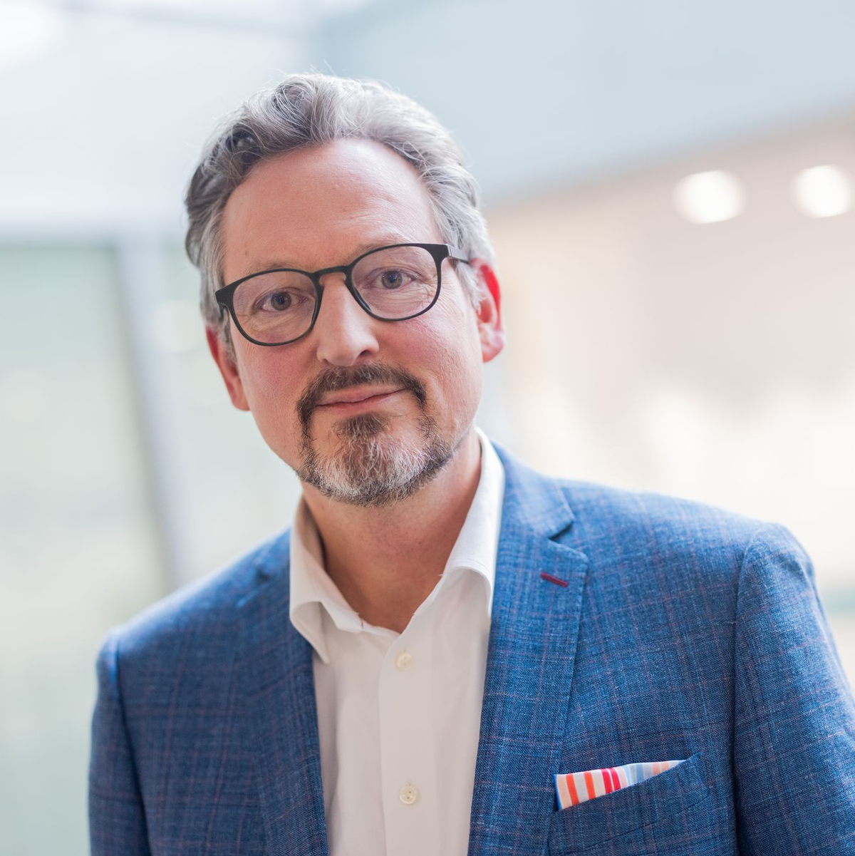 Eckart von Hirschhausen ist am kommenden Montag in der ARD mit der Doku «Hirschhausen und die Macht des Alkohols» zu sehen. - Foto: Rolf Vennenbernd/dpa