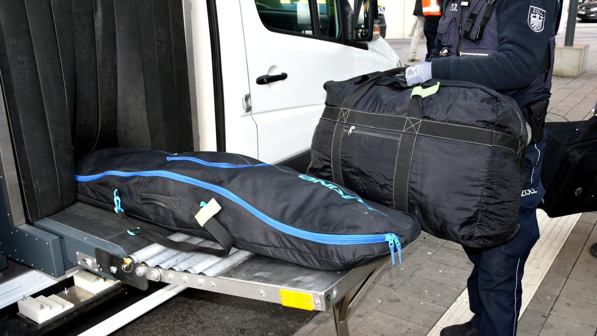 HZA-H: Gemeinsame Kontrolle von Reisebussen durch Zoll Hannover, Landes- und Bundespolizei - Foto: presseportal.de