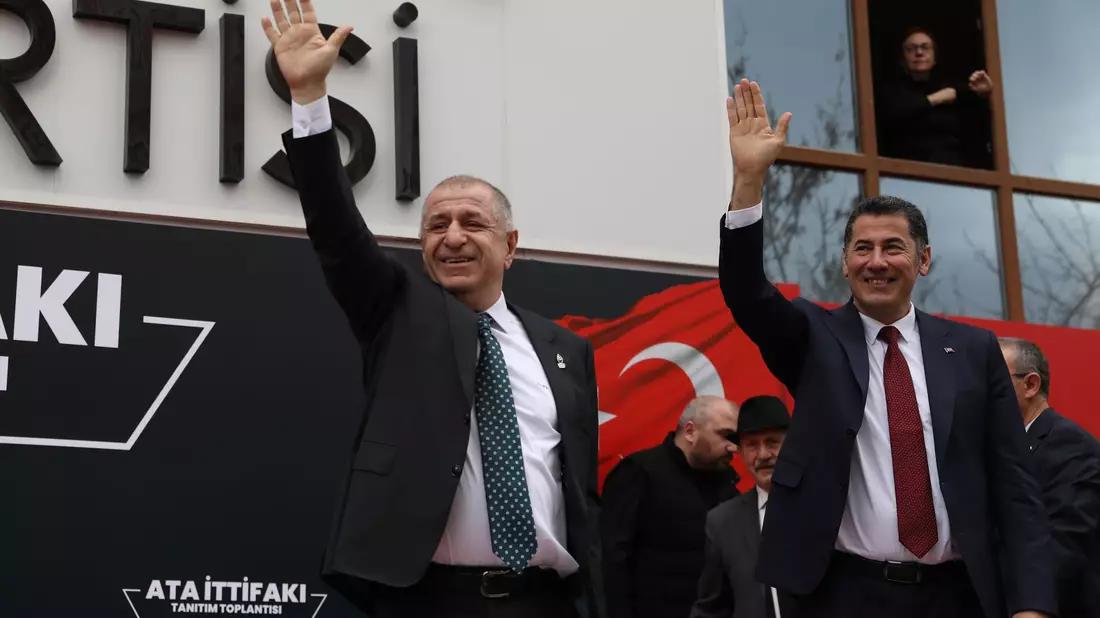 Ümit Özdag (links) während einer Wahlveranstaltung 2023. (Archivbild) - Bild: Burhan Ozbilici/AP