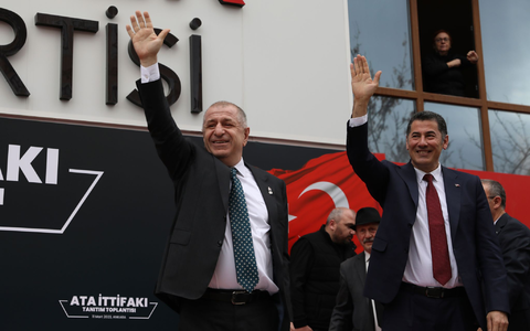 Ümit Özdag (links) während einer Wahlveranstaltung 2023. (Archivbild) - Foto: Burhan Ozbilici/AP