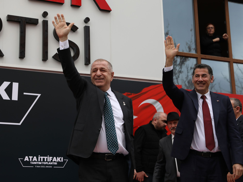 Ümit Özdag (links) während einer Wahlveranstaltung 2023. (Archivbild) - Foto: Burhan Ozbilici/AP