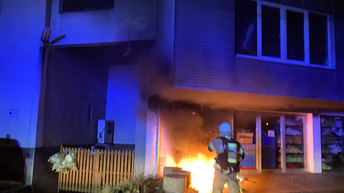FW-GL: Mülltonnenbrand in der Stadtmitte von Bergisch Gladbach drohte auf Wohn- und Geschäftshaus überzugreifen - Bild: presseportal.de