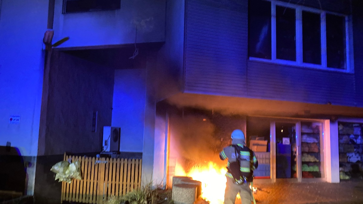 FW Hünxe: Vegetationsbrand nach Defekt am Strommast - Anwohner verhindern Ausbreitung - Foto: presseportal.de