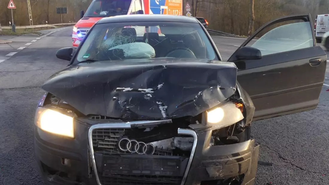 POL-GM: Drei Leichtverletzte bei Unfall auf L302 - Bild: presseportal.de