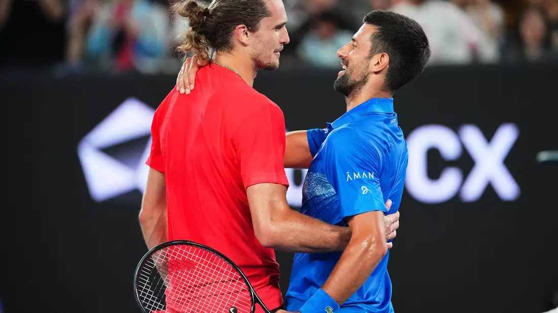 Verstehen sich gut: Die Tennisstars Alexander Zverev (l) und Novak Djokovic - Bild: Vincent Thian/AP/dpa