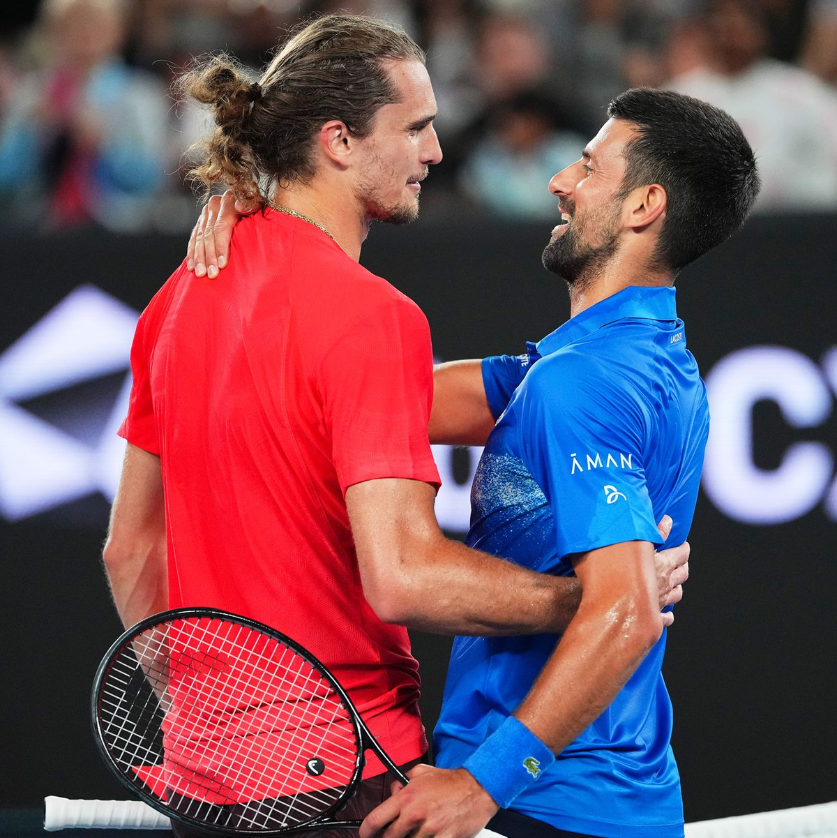 Verstehen sich gut: Die Tennisstars Alexander Zverev (l) und Novak Djokovic - Foto: Vincent Thian/AP/dpa