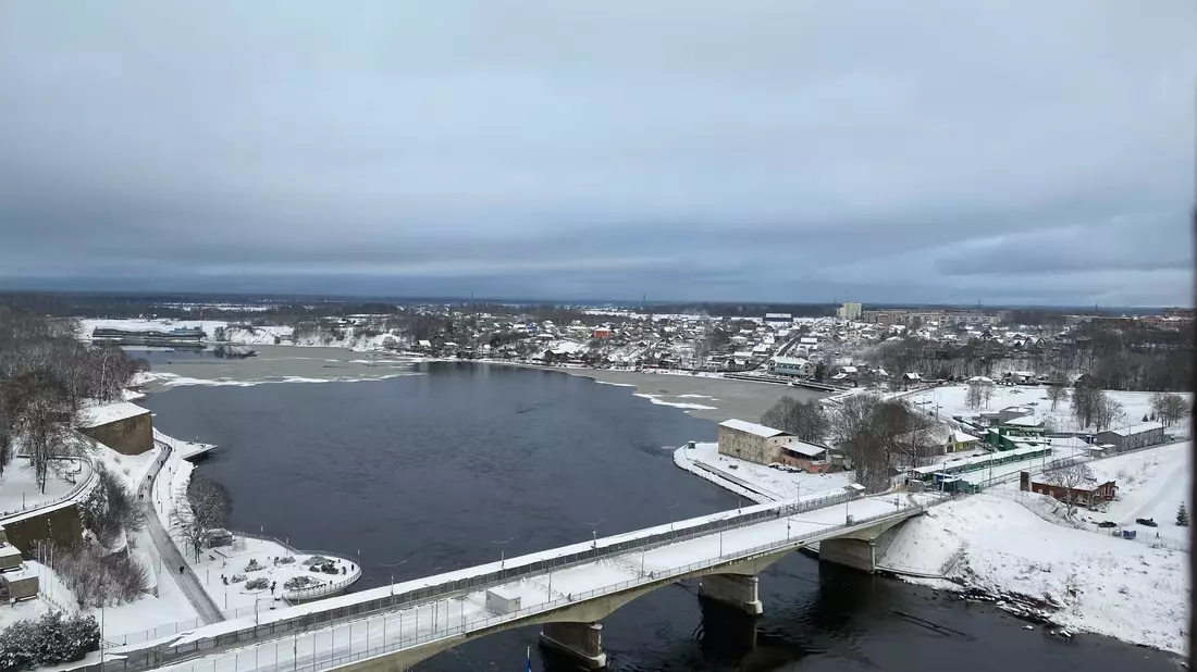 Vor allem baltische Staaten wie Estland - hier im Bild eine Grenzbrücke von der Stadt Narva nach Russland - gelten als mögliches Angriffsziel. (Archivbild) - Bild: Alexander Welscher/dpa