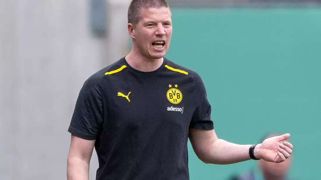 U19-Coach Mike Tullberg wird die BVB-Mannschaft am Samstag gegen Werder Bremen betreuen. - Bild: Thomas Heesler/Kirchner-Media/dpa