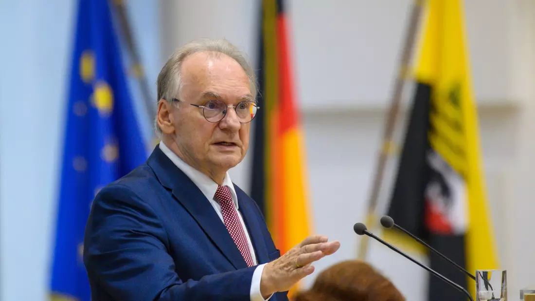Sachsen-Anhalts Ministerpräsident Reiner Haseloff (CDU) würde nach eigenen Worten im Falle einer AfD-Regierung über einen Wegzug nachdenken - Bild: Klaus-Dietmar Gabbert/dpa