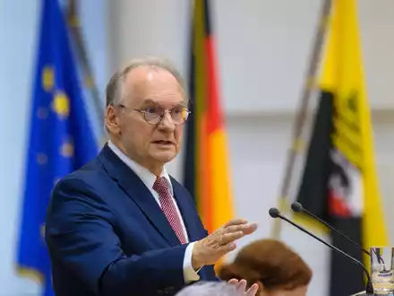 Sachsen-Anhalts Ministerpräsident Reiner Haseloff (CDU) würde nach eigenen Worten im Falle einer AfD-Regierung über einen Wegzug nachdenken - Foto: Klaus-Dietmar Gabbert/dpa
