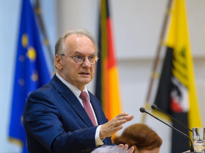 Der US-Chiphersteller Intel hatte angekündigt, in Magdeburg Großfabriken zur Chipherstellung auf der Fläche eines High-Tech-Parks bauen zu wollen. Wegen Problemen am Markt kündigte das Unternehmen zuletzt aber an, als Sparmaßnahme die Pläne zwei Jahre aufschieben zu wollen. Zur Entwicklung um Ansiedlung des Unternehmens gab Sachsen-Anhalts Ministerpräsident, Reiner Haseloff (CDU), im Landtag Auskunft. - Foto: Klaus-Dietmar Gabbert/dpa