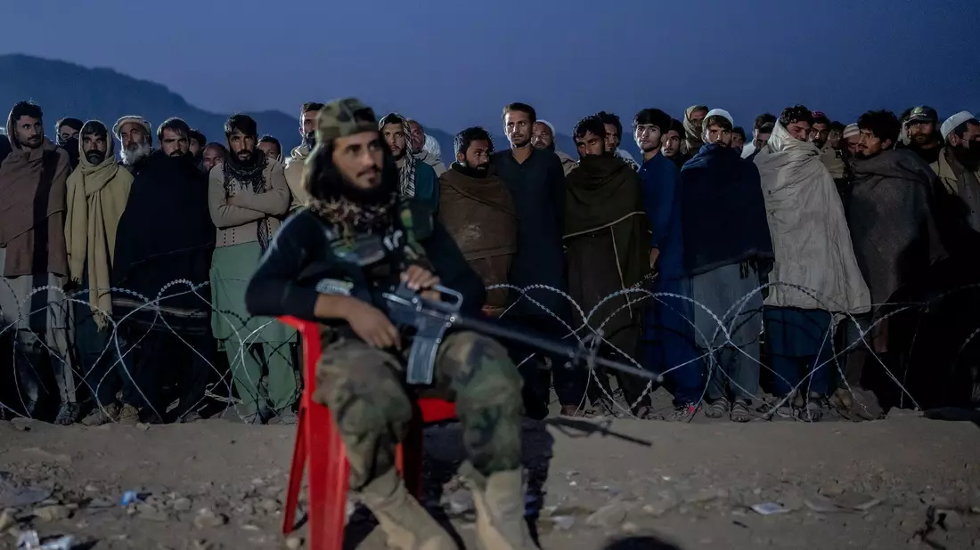 Pakistan schiebt immer wieder Afghanen in ihre Heimat ab - darunter zuletzt auch mehrere, die eine Aufnahmezusage für Deutschland haben. (Archivbild) - Bild: Ebrahim Noroozi/AP