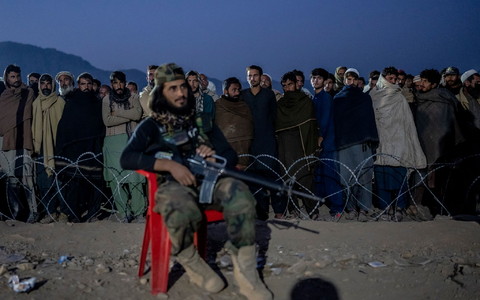 Pakistan schiebt immer wieder Afghanen in ihre Heimat ab - darunter zuletzt auch mehrere, die eine Aufnahmezusage für Deutschland haben. (Archivbild) - Foto: Ebrahim Noroozi/AP