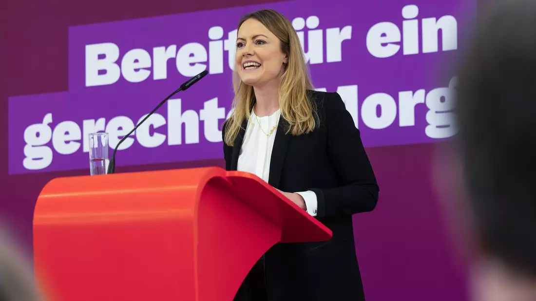 Clara Bünger, Bundestagsabgeordnete der Gruppe Die Linke, beschäftigt sich seit Jahren mit Flüchtlingspolitik. - Bild: Jürgen Lösel/dpa