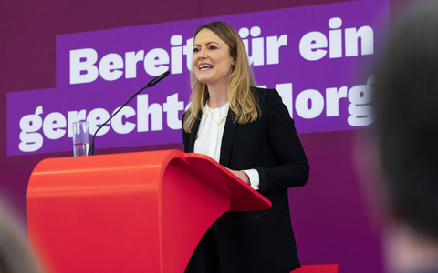 Clara Bünger, Bundestagsabgeordnete der Gruppe Die Linke, beschäftigt sich seit Jahren mit Flüchtlingspolitik. - Foto: Jürgen Lösel/dpa
