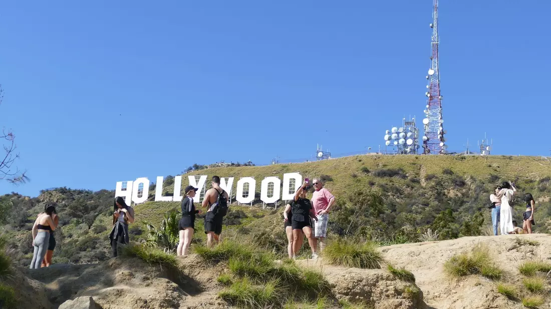 Der Schriftzug ist ein Wahrzeichen von Hollywood. (Archivbild)  - Bild: Barbara Munker/dpa