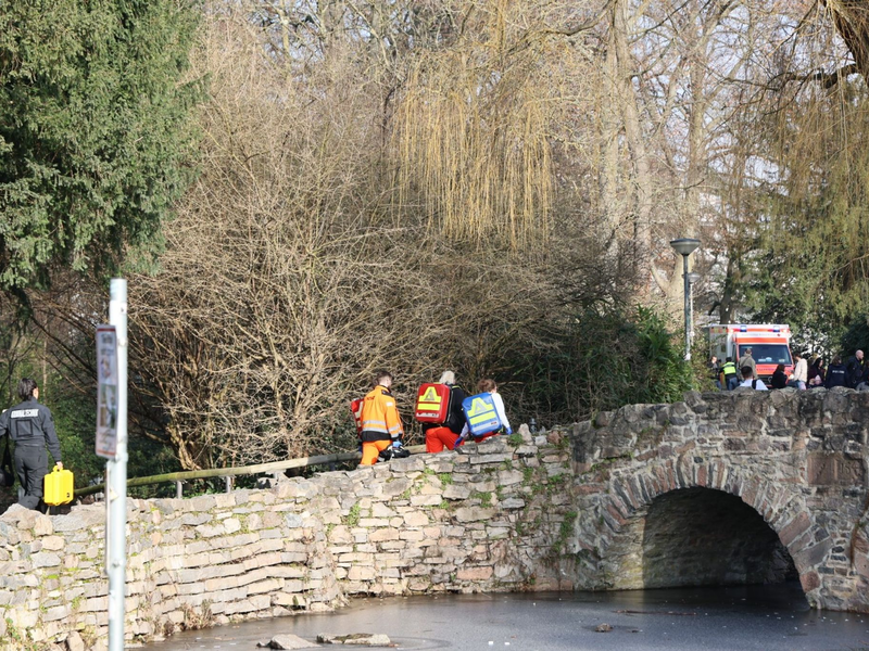 Rettungsdienste sind im Einsatz.  - Foto: Ralf Hettler/dpa