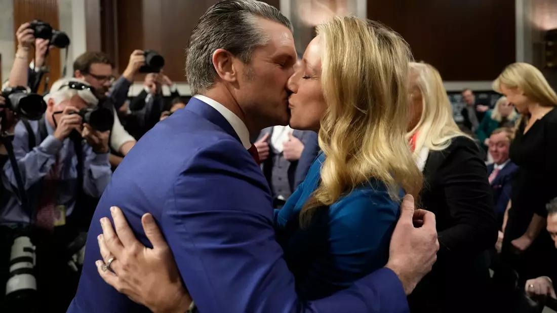 Pete Hegseth ist inzwischen mit Jennifer Rauchet verheiratet. (Archivbild) - Bild: Ben Curtis/AP/dpa
