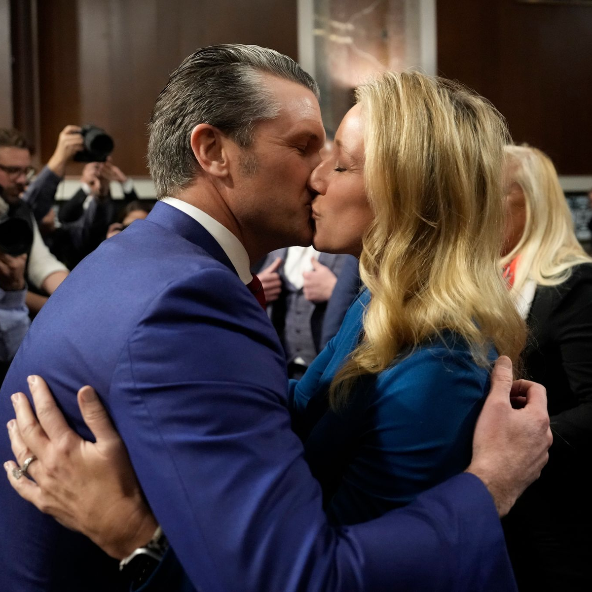 Hegseth soll auch Militärinformationen mit seiner Frau im Chat geteilt haben. (Archivbild) - Foto: Ben Curtis/AP/dpa