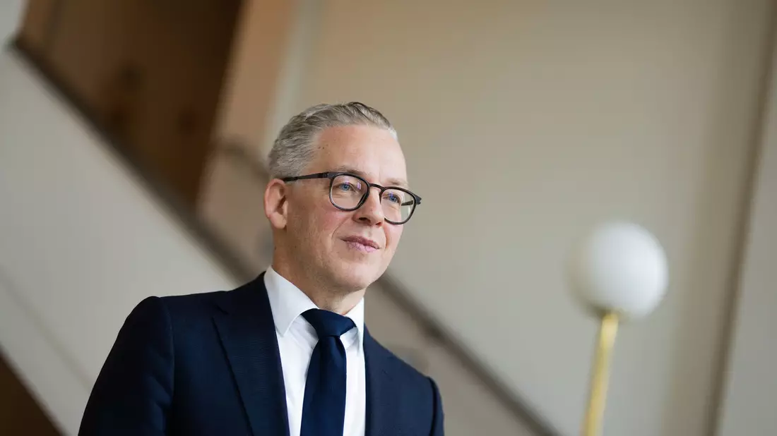 NRW-Justizminister Benjamin Limbach (Grüne, links) und Oberstaatsanwalt Tim Engel wollen Cum-Ex-Steuerbetrügern an den Kragen. - Bild: Rolf Vennenbernd/dpa