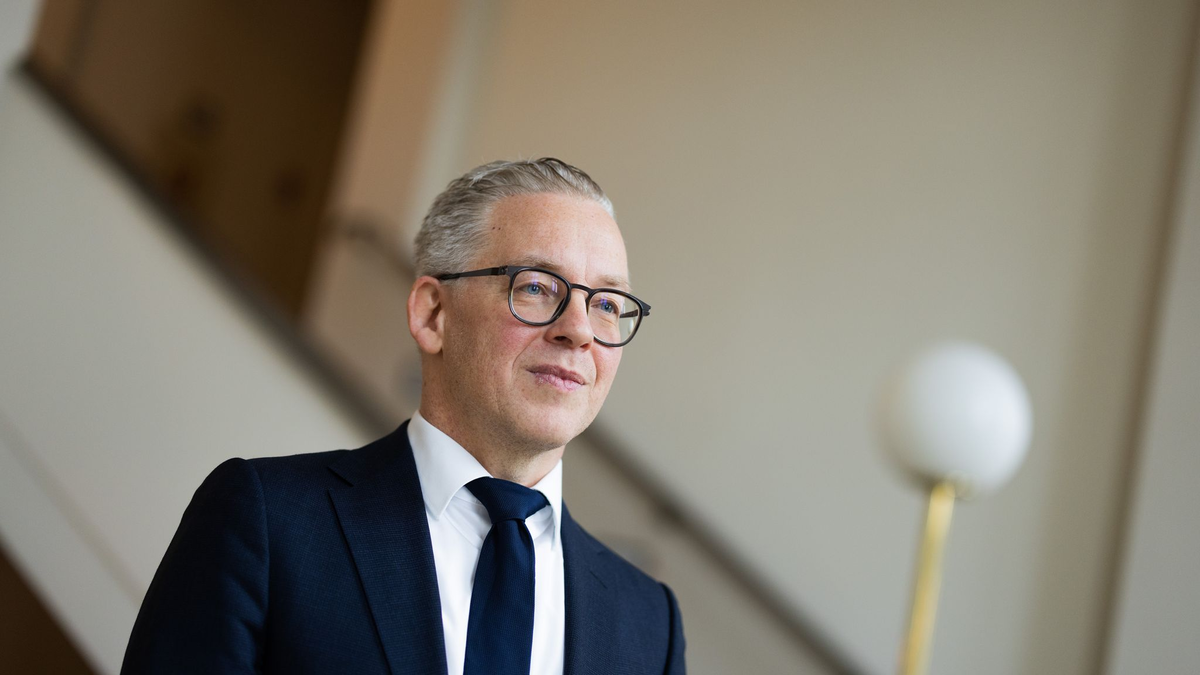 NRW-Justizminister Benjamin Limbach (Grüne, links) und Oberstaatsanwalt Tim Engel wollen Cum-Ex-Steuerbetrügern an den Kragen. - Foto: Rolf Vennenbernd/dpa