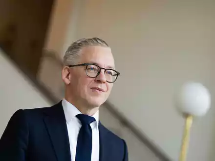 NRW-Justizminister Benjamin Limbach (Grüne, links) und Oberstaatsanwalt Tim Engel wollen Cum-Ex-Steuerbetrügern an den Kragen. - Foto: Rolf Vennenbernd/dpa